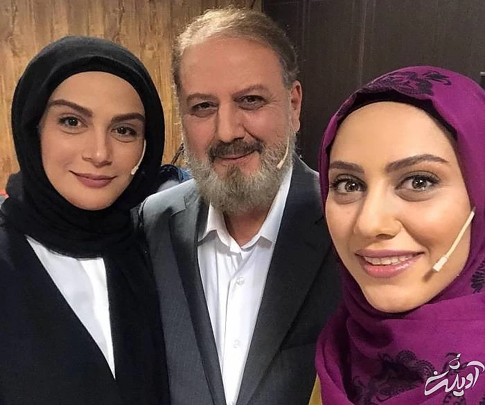 مارال و مونا فرجاد در کنار پدرشان مارال و مونا فرجاد